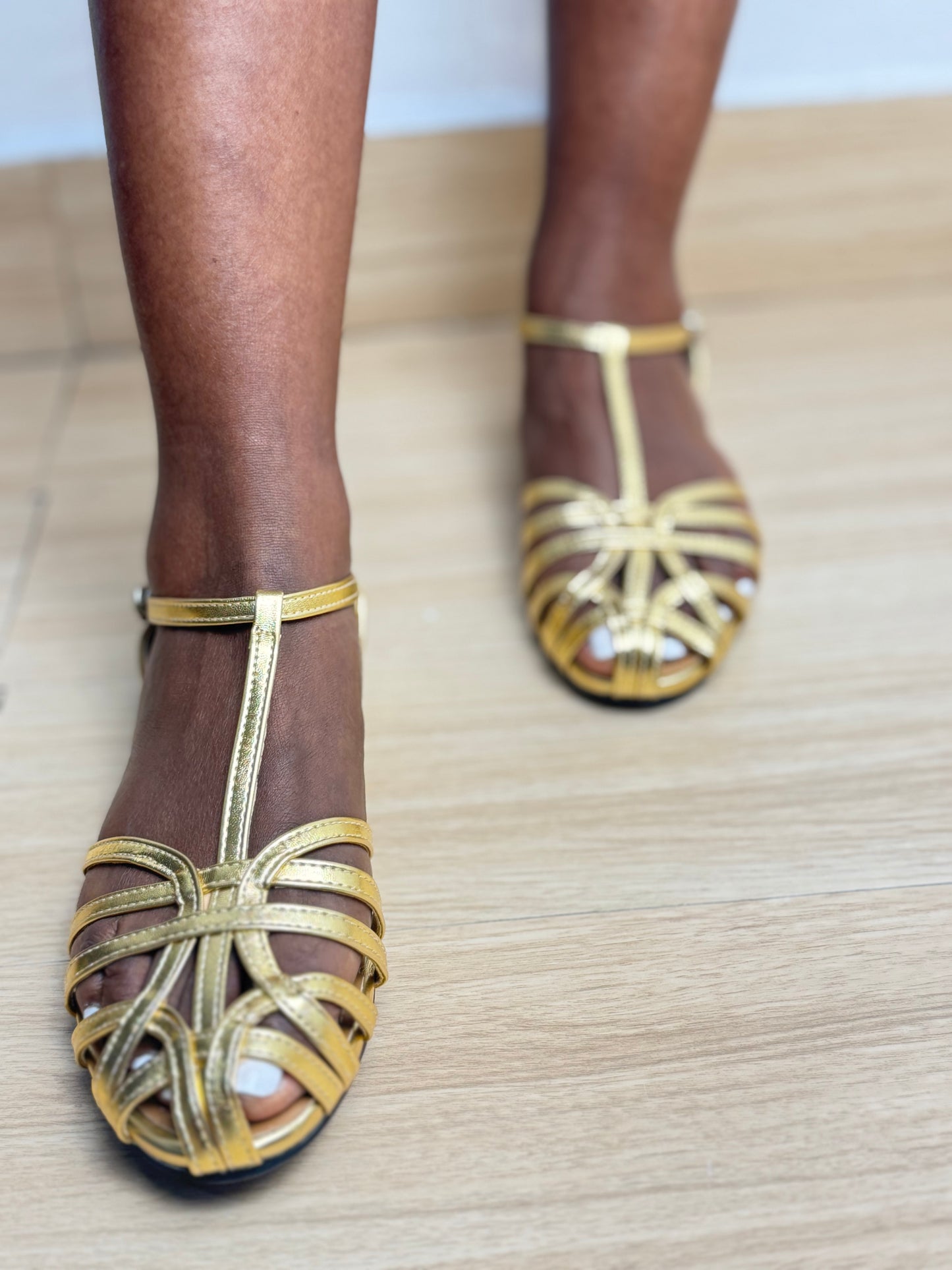 Closed Round-toe Gladiator Flats